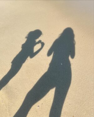 Juliana Didone Instagram - Hoje acordei pensando sobre o privilégio. Sobre o privilégio do simples. Da alegria de ter uma cama pra dormir, um café de manhã pra tomar. Poder andar de bicicleta, tomar um açaí, ou um banho de mar. Privilégio de poder abraçar minha filha, minha mãe, meus amigos.
Muitas vezes ficamos esperando coisas grandiosas acontecerem na nossa vida para sermos felizes, mais alegres e comemorativos, mas a grande verdade é que eventos grandiosos podem ser catastróficos, tudo pode mudar em tão pouco tempo. O simples é um presente que deve ser vivido no agora. O difícil mesmo, é ser simples e sentir sua beleza. Mas repara, experimenta!

☀️🌷