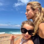 Juliana Didone Instagram - As vezes é difícil ir. Sair de casa. Liz gosta de casa. Eu também gosto de casa. Mas tem horas que a dinâmica esgota, só a imaginação cansa, e é preciso deixar o corpo ir. Explorar. Passos, vento… Alargar o movimento. Ir é sempre Lugar novo. Que bom que fomos. 💛☀️