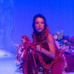 Juliana Didone Instagram - Dia Mundial do Teatro! 🎭 Meu lugar preferido da vida. Onde tudo se acende. Transcende, Provoca. Faz Refletir. Expande, se expõe. A vulnerabilidade em jogo, arte viva, que se faz com o outro. Teatro, te adoro! Te aplaudo. Te brindo. Rezo por ti. Pela existência eterna. Poeira de esperança, ar fresco, transformação. Dor, amor, tudo em chamas. Em cura. Em transa. Em transe. Teatro. Evoé! * Foi ontem eu sei, mas o delay já faz parte do meu jeitinho, rs. ☺️