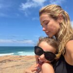 Juliana Didone Instagram - As vezes é difícil ir. Sair de casa. Liz gosta de casa. Eu também gosto de casa. Mas tem horas que a dinâmica esgota, só a imaginação cansa, e é preciso deixar o corpo ir. Explorar. Passos, vento… Alargar o movimento. Ir é sempre Lugar novo. Que bom que fomos. 💛☀️
