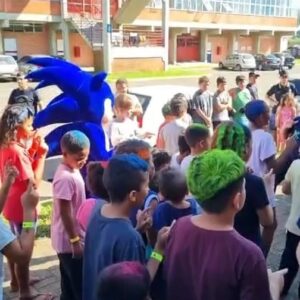 Juliana Didone Instagram - É preciso pensar nas crianças dessa tragédia, no impacto psicológico que as afeta. Temos o hábito de dizer que elas não entendem a total dimensão das coisas, sim, pode até ser, mas o que entendem já é ruim demais. Crianças que viram seus pais desesperados, com água entrando em suas casas, tendo que deixar pra trás roupas, brinquedos, sem saber pra onde ir, isso é tudo muito violento! É preciso olhar pro bem- estar dessas crianças, e a arte alivia o tranco que estão passando. Mesmo que seja um breve momento. No meio do caos, uma música, dança, pintura é alento, é salvação! 

Vídeo @gabe_fest
