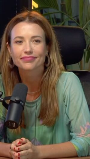 Juliana Didone Instagram - “A mamãe vai estar sempre aqui para te ver voar apesar de ir atrás escondida com a minha mala”, @julianadidone 

Recado lindo da atriz para a filha Liz no encerramento do EP11 da quinta temporada.

Quem aí é do time da Ju Didone?

#mae #maternidade #maternity #maedemenina #julianadidone