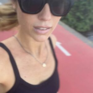 Juliana Didone Instagram - Fazer exercício nunca foi fácil pra mim! Sempre dei as justificativas mais ridículas e fingia que acreditava, por pura preguiça. Confesso, que às vezes isso ainda acontece, mas com o tempo fiquei mais consciente dos
auto boicotes, e de que na verdade, exercício é remédio pra minha ansiedade. Percebo que quando corro, ou só ando mesmo, ou pulo corda, faço um alongamento, yoga, qualquer coisa que deixe meu corpo em movimento, é muito terapêutico. Eu acabo o exercício mais em paz mentalmente e com mais disposição. Então, hoje eu priorizo fazer alguma coisa pelo meu corpo, mesmo na correria dos dias - ou quando até tenho tempo, mas não tenho vontade, eu vou me arrastando, nem escuto as mil desculpas que minha cabeça inventa. Eu só vou, e depois de 15 minutos agradeço por ter vencido minha falta de disposição e disciplina. Cada dia tem um rendimento diferente, eu me cobro ir, mas não correr X km em tantos minutos, isso eu ainda tenho deixado ser mais leve, mais fluído. Não penso na performance, penso no movimento! Um dia eu ainda corro a lagoa inteira, hoje foram só alguns poucos minutos intercalados com caminhada. 
Faço o que dá no dia, e isso já é suficiente! 

E você? Qual seu escape pra não ser engolido por esse mundo louco?