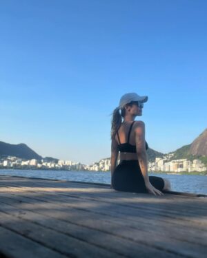 Juliana Didone Instagram - Fazer exercício nunca foi fácil pra mim! Sempre dei as justificativas mais ridículas e fingia que acreditava, por pura preguiça. Confesso, que às vezes isso ainda acontece, mas com o tempo fiquei mais consciente dos
auto boicotes, e de que na verdade, exercício é remédio pra minha ansiedade. Percebo que quando corro, ou só ando mesmo, ou pulo corda, faço um alongamento, yoga, qualquer coisa que deixe meu corpo em movimento, é muito terapêutico. Eu acabo o exercício mais em paz mentalmente e com mais disposição. Então, hoje eu priorizo fazer alguma coisa pelo meu corpo, mesmo na correria dos dias - ou quando até tenho tempo, mas não tenho vontade, eu vou me arrastando, nem escuto as mil desculpas que minha cabeça inventa. Eu só vou, e depois de 15 minutos agradeço por ter vencido minha falta de disposição e disciplina. Cada dia tem um rendimento diferente, eu me cobro ir, mas não correr X km em tantos minutos, isso eu ainda tenho deixado ser mais leve, mais fluído. Não penso na performance, penso no movimento! Um dia eu ainda corro a lagoa inteira, hoje foram só alguns poucos minutos intercalados com caminhada. 
Faço o que dá no dia, e isso já é suficiente! 

E você? Qual seu escape pra não ser engolido por esse mundo louco?