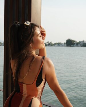 Juliana Velásquez Instagram - E n  l a 🏝️ d e  e n s u e ñ o . . . 
•
•
•
Se sonríe y se llora 🔥