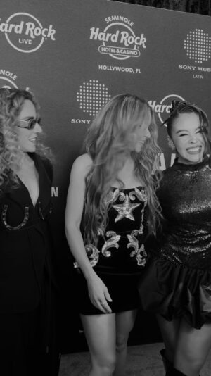 Juliana Velásquez Instagram - Perdón pero, uno no habla con sus musas todos los días y no todos los días te dicen que te vieron cantar su música 😭💘🫧🐠🩵🇨🇴🌊

Amigos, que mágico compartir esto con ustedes 🩵 Los amo. @amaliaandrade_ @juanchomunoz 

#ReleaseParty #LMYNL @shakira