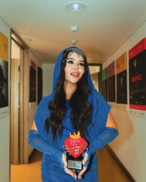 Juliana Velásquez Instagram - NUESTRO PRIMER PREMIO NUESTRA TIERRA PIPOLCITAAAAAAA 😭✊🏽🕯️🩵🥹🇨🇴

Tengo el corazon casi tan flameante e infladito como el de la foto ❤️‍🔥 
Gracias a CADA PERSONA que votó y cada alma que hace parte de este sueño y de mi música. 

Pocas cosas en la vida me hacen sentir tan orgullosa como decir que SOY COLOMBIANA 🇨🇴 
Y que este es el país en el que crecí pero también… El país que con amor ME HA VISTO CRECER.

Que viva EL POP FEMENINO 💜 y toda la música hecha desde el alma. 
Abrazo a todas mis demás amigas y colegas nominadas y les agradezco por todo lo que entre todas, estamos construyendo ✊🏽

Y BENDITA SEA LA MÚSICA. 

Y Mamá, eres mi premio favorito. 

@premiosnuestratierra