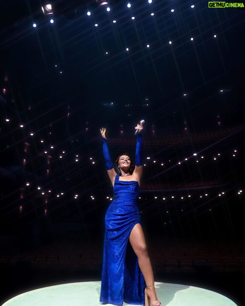 Juliana Velásquez Instagram - PRIMERA NOCHE de “Mar Adentro en Concierto” 🩵🌌🌊📖🕯️ Las lágrimas y la sonrisa se desbordaron 🫧 Pipolcita, sepan que si de ustedes se trata… SIEMPRE sobrará el combustible 😭 Nos vemos esta noche de nuevo Bogotá 🌌 #MarAdentroEnConcierto Diseño de vestuario: @julianareyes1 @lajulieta.producciones Ejecutado x @mercedesolano_moda 👑🩵 📸: @1javierfranco 📸 2: @eljuanpa___