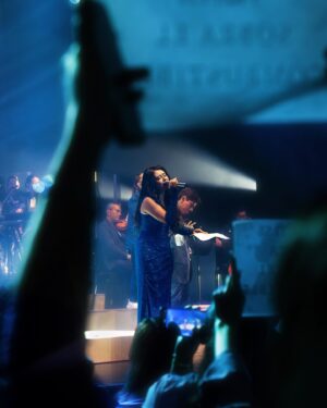 Juliana Velásquez Instagram - PRIMERA NOCHE de “Mar Adentro en Concierto” 🩵🌌🌊📖🕯️

Las lágrimas y la sonrisa se desbordaron 🫧
Pipolcita, sepan que si de ustedes se trata… SIEMPRE sobrará el combustible 😭

Nos vemos esta noche de nuevo Bogotá 🌌

#MarAdentroEnConcierto 

Diseño de vestuario: @julianareyes1 @lajulieta.producciones Ejecutado x @mercedesolano_moda 👑🩵

📸: @1javierfranco 
📸 2: @eljuanpa___