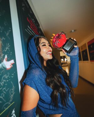 Juliana Velásquez Instagram - NUESTRO PRIMER PREMIO NUESTRA TIERRA PIPOLCITAAAAAAA 😭✊🏽🕯️🩵🥹🇨🇴

Tengo el corazon casi tan flameante e infladito como el de la foto ❤️‍🔥 
Gracias a CADA PERSONA que votó y cada alma que hace parte de este sueño y de mi música. 

Pocas cosas en la vida me hacen sentir tan orgullosa como decir que SOY COLOMBIANA 🇨🇴 
Y que este es el país en el que crecí pero también… El país que con amor ME HA VISTO CRECER.

Que viva EL POP FEMENINO 💜 y toda la música hecha desde el alma. 
Abrazo a todas mis demás amigas y colegas nominadas y les agradezco por todo lo que entre todas, estamos construyendo ✊🏽

Y BENDITA SEA LA MÚSICA. 

Y Mamá, eres mi premio favorito. 

@premiosnuestratierra
