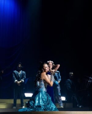 Juliana Velásquez Instagram - LO DE ANOCHE FUE, ALUCINANTE 🥹😭🩵🌊📖

No alcanzan las palabras para explicar la luz y el amor que se sintió en la SEGUNDA FECHA de “MAR ADENTRO” en vivo 🫧 (La primera que existió). 

GRACIAS X SIEMPRE SER MÁS DE LO QUE CUALQUIER PERSONA SE MERECE 😭

HOY, CERRAMOS CON BROCHE DE ORO MI CIUDAD. 

#MarAdentroEnConcierto 

📸: @eljuanpa___ y @1javierfranco 

Vestuario: @julianareyes1 @lajulieta.producciones 
Ejecución: @mercedesolano_moda 🩵

Mk&Hair: @lamajamakeup x @andreacreeenlamagia