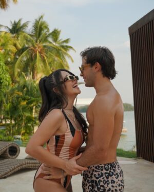 Juliana Velásquez Instagram - E n  l a 🏝️ d e  e n s u e ñ o . . . 
•
•
•
Se sonríe y se llora 🔥