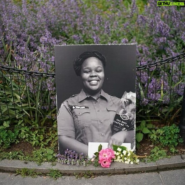 Julianne Moore Instagram - This #WomanCrushWednesday, I’d like to honor the life of Breonna Taylor from Louisville, Kentucky. Breonna worked on the frontlines as an accomplished EMT and dedicated her life to serving the people of Louisville through her endless love, care, and generosity. Her mother, Tamika Palmer, echoes this in saying, “[Breonna] loved to help people, she loved to be around family. She loved life and she was just figuring hers out. She was just getting started.” It’s with a heavy heart that today marks four years since Breonna was shot and killed by Louisville Metro Police officers who unlawfully executed a no-knock search warrant at her home. While it never should have happened, Breonna’s tragic death sparked a movement that pushed for the creation of “Breonna’s Law”, which bans the deadly and often discriminatory practice of no-knock search warrants. This life-saving policy has since passed in Louisville and the State of Virginia, and inspired 29 states to tighten restrictions. Earlier this week, it was announced that the “Justice for Breonna Taylor Act’’ will be reintroduced to the Senate and House of Representatives which would ban no-knock search warrants. Breonna’s legacy is about much more than life-saving policies in her name, but also in the light and energy she brought to everyone in her life. “Breonna was a sweet, beautiful, and caring soul that just wanted me to be great. She wanted greatness for everyone she came across”, says her best friend, Erinicka Hunter. As we keep fighting for racial justice and a world without police violence, let’s never forget the greatness of Breonna Taylor. Let’s honor the life she lived by caring for our communities and advocating for crucial change across the country. Four years ago today and every day after, we can honor Breonna Taylor’s life with action.