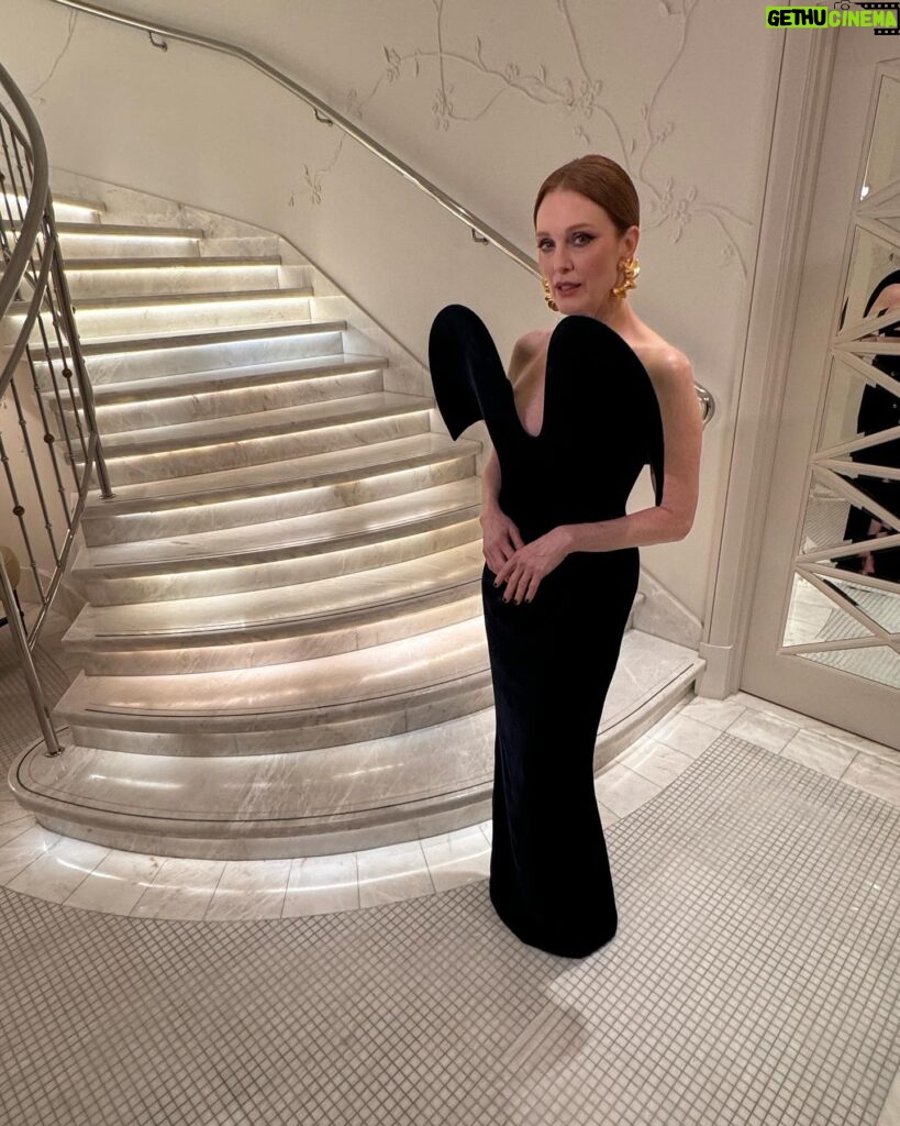 Julianne Moore Instagram - In the hotel … #london #maryandgeorge