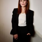 Julianne Moore Instagram - 1st q a last night for #momacontenders #MayDecember So excited to talk about this movie 🎥 💄 @hungvanngo @jianlumakeup 💇‍♀️ @marcusrfrancis 👗 @kateyoung @matthieu_blazy @nataliegilhool 💆‍♀️ @fabricioormonde @maydecemberfilm @netflix