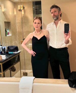 Julianne Moore Instagram - Last night at the @goldenglobes ❤️ 
@maydecemberfilm @netflixfilm 
I really love this dress! 
Thank you @matthieu_blazy #bottegaveneta 
@cartier 
@kateyoung @mookievibes @carolinedejean @nataliegilhool 
@halleybrisker @elaineoffers @fabricioormonde @tracy_clemens you guys are the best- thank you for a great day. 💋