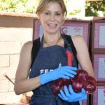 Julie Bowen Instagram - It’s Hunger Action Month, so I joined @FeedingAmerica and @LAFoodBank in the fight to end hunger by distributing food to local community members. Join in the fight to end hunger at feedingamerica.org/hungeractionmonth #HungerActionMonth #EndHunger