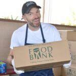 Julie Bowen Instagram - It’s Hunger Action Month, so I joined @FeedingAmerica and @LAFoodBank in the fight to end hunger by distributing food to local community members. Join in the fight to end hunger at feedingamerica.org/hungeractionmonth #HungerActionMonth #EndHunger