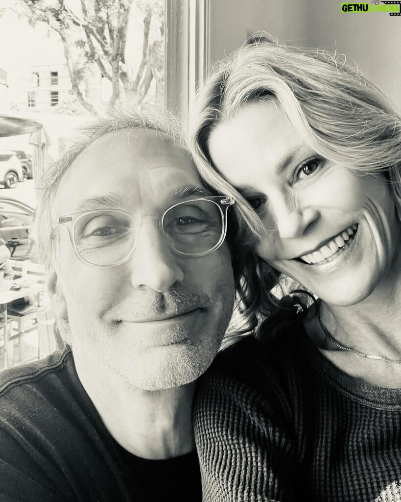 Julie Bowen Instagram - Belated birthday lunch with an old friend is always a huge boost.