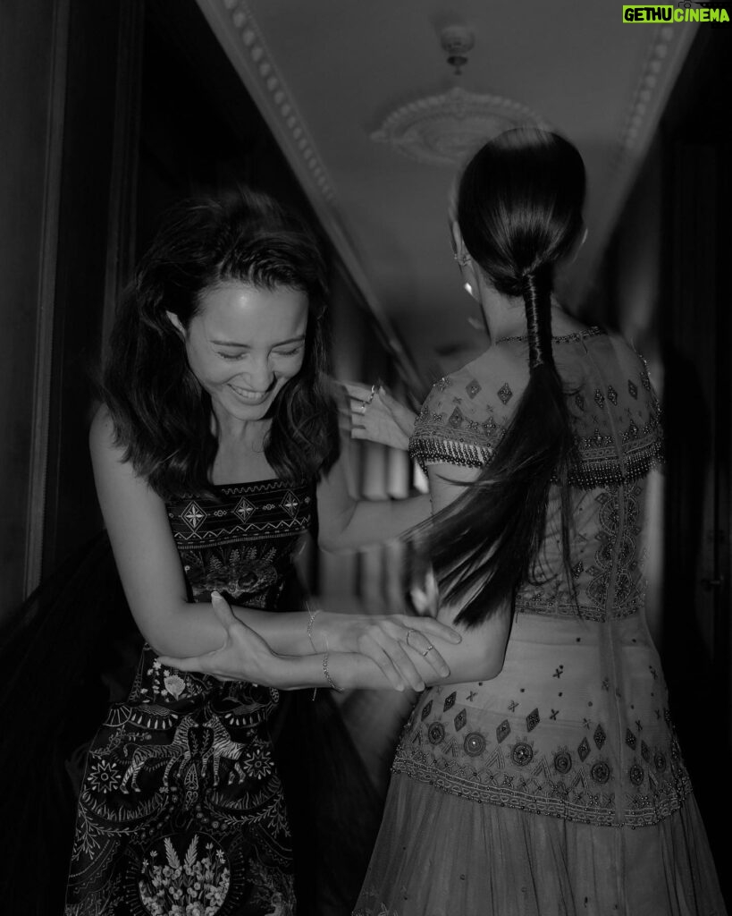 Julie Estelle Instagram - Sisters make the best friends in the world👭🤍 Captured by @dikhadheansa Wearing @hiantjen Accesories @wandahouseofjewels Makeup @yolandapras @hairdobyaru