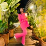 Julie Ricci Instagram - Rose bonbon hier soir :) L’homme devrait mettre autant d’ardeur à simplifier sa vie qu’il en met à la compliquer. Le changement est une porte qui ne s’ouvre que de l’intérieur. Vivez pour vous et faites ce qu’il faut pour vous sentir heureux. Belle semaine à tous, des bisoussss 💋
