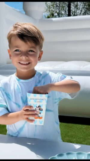 Julie Ricci Instagram - 4 ans pour mon Giovann, ça y est 🩵
Une super fêtes 🥳 
La famille, les amis et un baby Giovann aux anges.
Merci pour vôtre présence ☺️

Je vous partage mon organisatrice pour cet événement qui a géré de A à Z ce qui ma éviter de stressé et de courir de partout @jijii.events 
Un grand merci pour ton travail remarquable et incroyable ainsi qu’aux prestataires présents que j’ai choisi 😉

@jijii.events 
@south_mixology_events 🍸 
@h.brunchhh 🤤 
@sugardesign_officiel 🎂 
@princessesfairytales.sud mascottes 
@lebarasucettes1 🍭 
@tatapaulettecakedesign 🍪 
@ice_nrolls 🍦 
@zepartybox ✍️ 

Cette année j’ai voulu un bel anniversaire pour Giovann et rendez vous en septembre pour celui de Gianni 😉