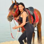 Julie Ricci Instagram - Une journée incroyable dans le désert , pourvoir galoper au milieu de rien et se balader en bord de mer , c’était super. Notre séjour en Égypte commence très bien. Activités @hurghada_tourist_guide_ #egypt #horse #desert