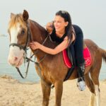 Julie Ricci Instagram - Une journée incroyable dans le désert , pourvoir galoper au milieu de rien et se balader en bord de mer , c’était super. Notre séjour en Égypte commence très bien. Activités @hurghada_tourist_guide_ #egypt #horse #desert