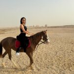 Julie Ricci Instagram - Une journée incroyable dans le désert , pourvoir galoper au milieu de rien et se balader en bord de mer , c’était super. Notre séjour en Égypte commence très bien. Activités @hurghada_tourist_guide_ #egypt #horse #desert