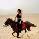 Julie Ricci Instagram - Un moment magique, une sensation de liberté dans le désert en Égypte 🇪🇬