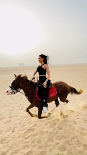 Julie Ricci Instagram - Un moment magique, une sensation de liberté dans le désert en Égypte 🇪🇬