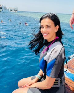 Julie Ricci Instagram - Plongée bouteille et snorkeling , j’ai vu d’incroyables poissons 🐡 🐠 c’était vraiment beau. Une première pour moi, j’ai eu un peu de mal à respirer au début j’ai eu un peu peur et une fois plus calme avec une respiration plus lente je me suis lancée pour un moment inoubliable, calme et paisible 🌊