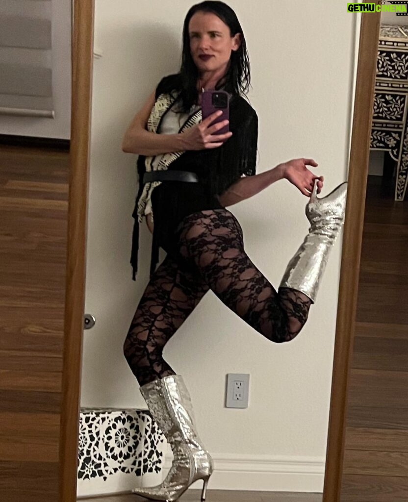 Juliette Lewis Instagram - When I organize my closet I always end up trying on possible stage outfits. 🦹‍♀️ (Rocknroll show coming in June I fckn sware)