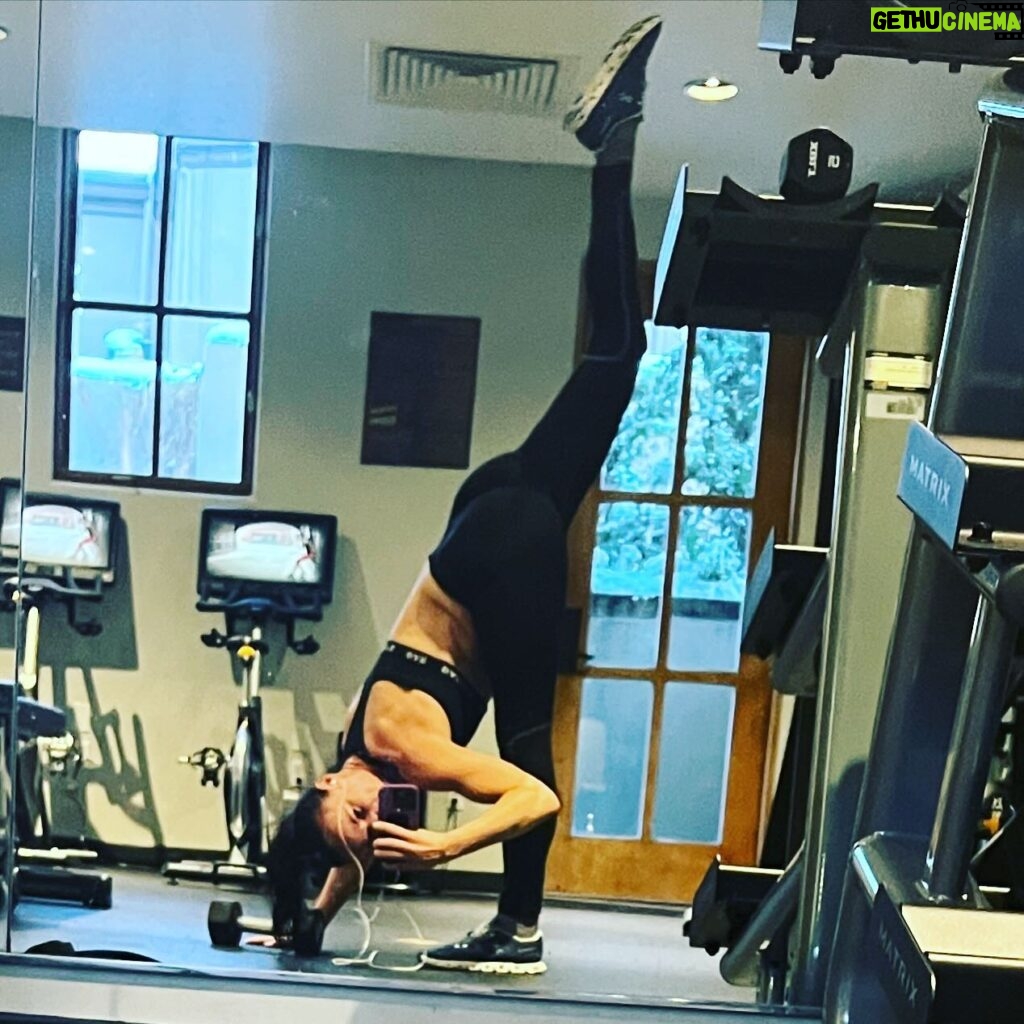 Juliette Lewis Instagram - Am I showing off? Maybe.. But I’m also happy I’ve stayed flexible into mid life... Baby ya got to!