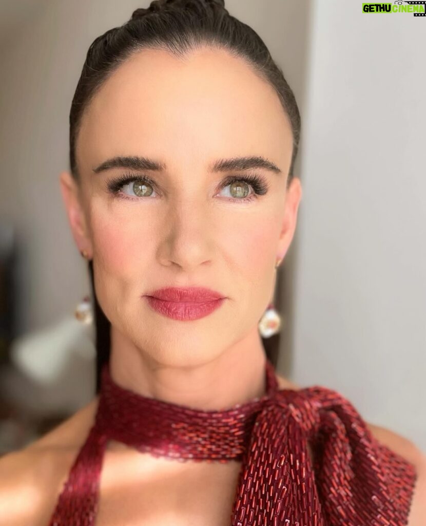 Juliette Lewis Instagram - One more EMMY post/ It was fun putting this classic yet comfortable(!) look together. 🥰 Only with the help of this epic Glam Team ofcourse! @rachelgoodwinmakeup @paulnortonhair @doradosbytony 💋 Lashes by Summer @ojaifoxspa Style: @daniandemmastyle Dress: @moschino Shoes: @louboitinworld Earrings: Hanut @hanut101 Rings/Bracelet: @monicavinader Bag: @tylerellisofficial