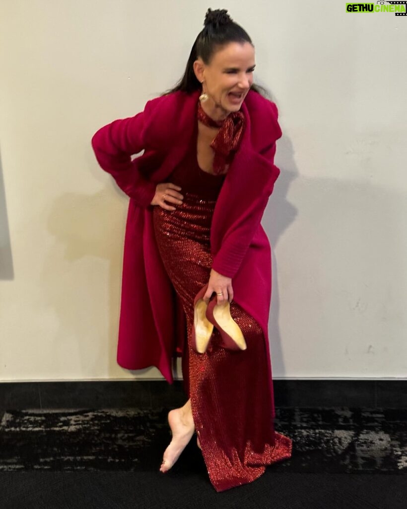Juliette Lewis Instagram - #Emmys We did it! Thank you @televisionacad truly, was an honor being nominated. Until the next time… 😉 Pit crew: @rachelgoodwinmakeup @paulnortonhair @doradosbytony 💋 Style: @daniandemmastyle Dress: @moschino Shoes: @louboitinworld Earrings: Hanut @hanut101 Rings/Bracelet: @monicavinader Bag: @tylerellisofficial