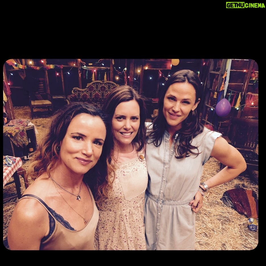 Juliette Lewis Instagram - My phone just offered me this. What a wild fun summer we had “Camping” HBO. Love yous @ioneskyelee @jennifer.garner 💖