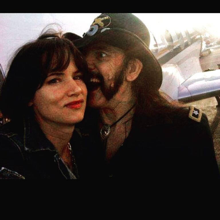 Juliette Lewis Instagram - One time I asked Lemmy to take a pic with and this is what he did. It’s forever like “I gotta devil whispering in my ear” vibe. 😍😈 #LongliveLemmy #motörhead