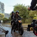 Julio Peña Instagram - Hoy se ha estrenado BERLÍN en Netflix. Ha sido un viaje trepidante, lleno de emociones y adrenalina, de amor y trabajo. Me siento muy afortunado de haber podido trabajar con un equipo tan lleno de talento, y con una pasión tan grande por lo que hacen. La cantidad de gente que hay detrás de estos 8 capítulos es una absoluta locura… cada segundo es oro puro, así que prestad atención 😉❤️‍🔥 Espero que disfrutéis de Roi tanto como yo lo he hecho, que aporte algo nuevo e interesante a esta historia ya mítica que hoy se expande. Trabajar al lado de esta banda maravillosa ha sido un jodido regalo❤️‍🔥 Ahora solo queda que vosotros, la gente por la que estamos aquí, disfrutéis de estos meses llenos de trabajo comprimidos en 8 capítulos… Espero que así sea, y que “BERLÍN” sea un digno sucesor/predecesor❤️‍🔥 Buen viaje✨ #berlinnetflix