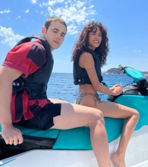 Julio Peña Instagram - A través del mar🌊
Ya en Netflix:)
Que equipo lleno de gente bonica❤️‍🔥
Espero que disfrutéis de la peli…  aún con todo lo que pasa…
He disfrutado TANTO de interpretar a Ares…  me ha enseñado muchas cosas, y ha sido un reto maravilloso❤️‍🔥
Nos vemos pronto atravesando otras cosas💜✨
Gracias a toda la gente que ve y aprecia nuestro trabajo:) sois increíbles❤️‍🔥