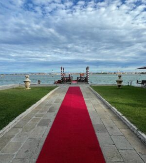Julio Peña Instagram - Bueno, qué os cuento… ha sido la primera vez que asisto a un festival de cine… por si fuera poco, ha sido la gala de inauguración de @labiennale en Venecia…
Una experiencia que, de nuevo, ha acercado mi corazón un poquito más al cine y a la belleza y arte que lo envuelven…
Un día más doy gracias a la vida por poder hacer lo que amo… por poder actuar. 
Y quien sabe, puede que algún día viaje a Venecia a presentar algo de mi trabajo… pase lo que pase, se con seguridad que el cine nunca dejará de hacerme vibrar.
Gracias @armanibeauty por la experiencia.  Pronto os contaré más cositas que haremos de la mano… 
 Un buen perfume es esencial en la alfombra roja… nunca sabes a quien te vas a cruzar…✨

#ArmaniCode
#RewritetheCode