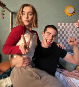 Julio Peña Instagram - A veces hay que renunciar a entender las cosas y simplemente vivirlas… *Bruja y Dios griego hablando con Yoshi por la ouija* ✨ Hasta siempre❤️‍🔥 @atdmvnetflix @netflixes