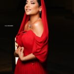Jumana Karim Instagram - ونبدي قصه نجاح جديده❤️🤍🤍 شكرا مصممتنا الرائعه رغداء @ysrhautecouture والرائعphotographer @ali.mohamed8 الماكير المبدع @hanoodi.makeup #جمانه_كريم#غيد#الهلال_الذهبي5_مجلةمشاهيرالعراق #حفل_الهلال_الذهبي