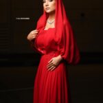 Jumana Karim Instagram - ونبدي قصه نجاح جديده❤️🤍🤍 شكرا مصممتنا الرائعه رغداء @ysrhautecouture والرائعphotographer @ali.mohamed8 الماكير المبدع @hanoodi.makeup #جمانه_كريم#غيد#الهلال_الذهبي5_مجلةمشاهيرالعراق #حفل_الهلال_الذهبي