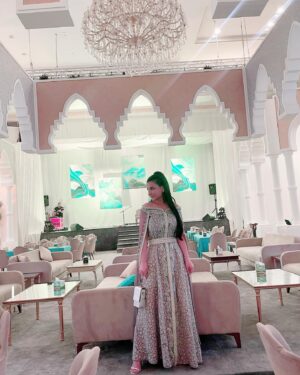 Jumana Karim Instagram - لأني احافظ على ذاتي بسلام داخلي،احظى بهذا السلام في عالمي الخارجي ايظاً. بالرغم من ان البعض يسعى للشقاق وزرع الفوضى،فذلك لن ينتقل الي، انا اعلنت العيش بسلام مع نفسي. مع الكون المتحد والعظمه والسكينه . سينعكس ذلك على عمري وحياتي وخطواتي. فالنجوم والكواكب لست بحاجه الى الشعور بالخوف والقلق 💫🤍