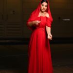 Jumana Karim Instagram - ونبدي قصه نجاح جديده❤️🤍🤍 شكرا مصممتنا الرائعه رغداء @ysrhautecouture والرائعphotographer @ali.mohamed8 الماكير المبدع @hanoodi.makeup #جمانه_كريم#غيد#الهلال_الذهبي5_مجلةمشاهيرالعراق #حفل_الهلال_الذهبي