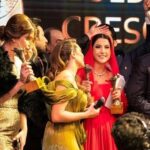 Jumana Karim Instagram - وما توفيقي الا بالله شاكره وممتنه لربي اني من ساعه تسلمي جائزه افضل ممثله لهسه واني اشكر ربي لان الجمهور واللجنه متفق على استحقاقي وهذا فخر مچان عندي شك بمصداقيتكم اليوووم لازم اشكر (علي فاضل) الي قدمني بهل طريقه واشكر الثقه الجهد الجبار ابن فاضل صارلي ايام افكر شلون اشكرك مااعرف اني اعرفك شكد صانع وحالم وساعي وناجح مبارك لك ولنا قطف أهم 8️⃣جوائز عن جداره شكر وحب من قلبي لكل فريق وصناع #غيد زملائي وعائلتي راح تبقون جزء من روحي لااستثني احد شكرا كبيره للأستاذ نقيب الفنانين جبار جودي كبير بعطاءك شكراً حيدر النعيمي على حبك وجهدك وإبداعك كان تنظيم يستحق تعبك ابدعت والحديث يطول شكرا لجمهوري ولكل من صوت ودعم وساند انتو النجاح الأكبر ممتنه شكرا لأولادي الي تحملوا غيابي وصبرو ودعمو من قلبهم انتو سري بالحياة شكر كبير لكل كادر #غيد احبكم وفرحانه لنجاحنا @ali_fadil @haideralnuaimi @gca_expo
