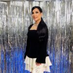 Jumana Karim Instagram - بمناسبه يوم المرأة العالمي أعيد نفسي اولاً وكل نساء العالم كل يوم هو عيد للمرأه القويه والمثابره والناجحه الي تحلم وتحقق وتعمل وتربي وتصبر وتصارع وتكافح وتتحدى كل الصعاب وتستمر (اليأس مو طريقنا🤍اما ننجح أو ننجح) الاطلاله الشعر والميكب @grandsamaracenter الفستان الجميل من دار الصديقه ملاك @mdusaiq