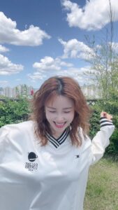 Jun Hyo-seong Instagram - 요즘 갑자기 왜 흥하는지 모르겠지만 일단 제 노래니까 해봤어요 ❤️ #intoyou #반해 #전효성 #JUNHYOSEONG #KPOP #intoyouchallenge #반해챌린지 💃🏼