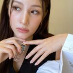 Jung Lea Instagram - #유료광고 2023년 홀리데이 시즌을 맞아, 가 출시 되였습니다⭐️ 이번 어드벤트 캘린더는 디올 뷰티의 아이코닉한 제품들이 들어있는 빅 어드벤트 캘린더를 미니 버전으로 만나볼 수 있어요~ 또한 ‘ 카카오톡 선물하기' 에서 단독 출시!! 이번 홀리데이 시즌에만 만나볼 수 있는 리미티드 에디션이라 더욱더 특별한 선물을 사랑하는 사람 에게 공유해보시는건 어때요~? 파리 '튈르리 정원'에서 영감 받은 골드빛 패턴이 새겨진 너무나 아름다운 홀리데이 포장으로 더욱 특별한 선물을 해보세요~ 💛⭐️ 가격 : 19만 9천원 대 제품 - 쟈도르 오 드 퍼퓸 5ml (섬세하게 선별된 화이트 플라워이 매력적인 향수) - 미스 디올 블루밍 부케 오 드 뚜왈렛 5ml (스파클링 플로럴 향이 매력적인 사랑의 향수) - 루즈 디올 #999 벨벳 피니쉬 1.5g (부드러운 발림성과 선명한 컬러를 선사하는 미니 꾸뛰르 립스틱) - 디올 프레스티지라 마이크로 륄 드 로즈 어드밴스드 세럼 10ml (피부 가득 생기와 탄력을 선사하는 궁극의 스킨케어 로즈 앰플 세럼) #디올뷰티 #디올홀리데이 #디올어드벤트캘린더 #카카오톡선물하기 #크리스마스선물 #수능선물 #선물추천
